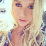 Kesha fala sobre empoderamento feminino em clipe de "Woman". (Foto: Instagram)