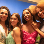 Inclusive, o sucesso da Gabriela Medeiros como Buba em 'Renascer' (2024) abriu espaço para maior representatividade na novela. A atriz trans Gabriela Loran (à direita), a t ravesti Galba Gogóia (à esquerda) e a d rag queen Bianca DellaFancy (de vestido rosa, ao lado de Gabriela Medeiros) interpretam amigas da personagem. (Foto: Divulgação/Globo)