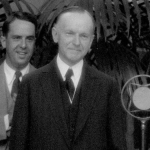 Coolidge ganhou popularidade com medidas anticorrupção e a articulação de uma lei anti-imigração, cujo objetivo era restringir a vinda principalmente de italianos, poloneses e outras nacionalidades do sul e do leste da Europa para os EUA. (Foto: Reprodução/YouTube)