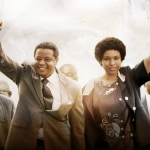 Winnie: Filme do diretor sul-africano Darrell Roodt, com Jennifer Hudson e Terrence Howard no elenco. Mostra a vida de Winnie Mandela, ativista e esposa de Nelson Mandela, que lutou ao seu lado pelas mesmas causas, que o tornou tão conhecido. (Foto: Divulgação)