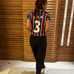 Para a partida, a esposa do craque personalizou uma camisa do Tricolor com o número e a imagem de Thiago: A ansiedade está a mil, comentou. (Foto: Instagram)