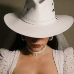 Ao publicar uma sequência de fotos no feed do Instagram, Paolla Oliveira surgiu com um vestido branco, de casamento, e um chapéu de 'cowgirl'. Nas imagens, dava para ver que se tratava de uma festa junina. (Foto: Divulgação/Globo)