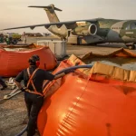 Os voos são conduzidos com o Sistema Modular Aerotransportável de Combate a Incêndios (MAFFS), instalado no KC-390 Millennium. (Foto: Agência Brasil)