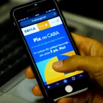 Com o Pix por aproximação, os correntistas poderão realizar transferências instantâneas sem sair do ambiente de compras on-line para acessar o aplicativo do banco. (Foto: Agência Brasil)