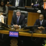 Entre 2019 e 2022, durante o governo de Jair Bolsonaro, que é pró-armamentista, as discussões no Congresso recuaram para 173 discursos, com 103 a favor (60%), 68 contra (39%) e 2 neutros (1%). (Foto: Agência Brasil)