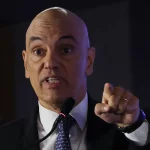 Na ação, o ministro Alexandre de Moraes ordenou que a PF, que utilizou viaturas descaracterizadas, apreendesse o celular de Mariana, que reside com a mãe no Lago Sul, em Brasília. (Foto: Agência Brasil)