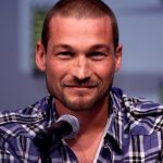 Estrela da série Spartacus, Andy Whitfield faleceu devido a um linfoma de Hodgkin, em Sydney, Austrália, aos 39 anos de idade, quando o programa tinha terminado sua primeira temporada. Ele tratou a doença por 18 meses antes de sua morte, inclusive durante as gravações do programa, que ganhou um novo protagonista. (Foto: Divulgação)