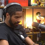 Alfred Enoch, conhecido por interpretar o bruxo Dino Thomas em Harry Potter e Wes Gibbins, em How To Get Away With Murder, é um anglo-brasileiro, que é filho de um britânico com uma brasileira (Foto: Youtube / Podpah)