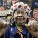 Ela chegou a Brasília aos 18 anos com esse amuleto, carregando a história de seu artesanato, aprendido na comunidade de Aturiaí, no Pará. (Foto: Agência Brasil)