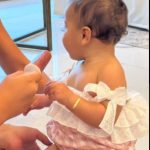 Em outro registro, Bruna compartilhou uma imagem de Neymar Jr. segurando a mãozinha de Mavie, que estava de pé com a ajuda do pai. “O look”, comentou a influenciadora sobre a roupinha rosa que a bebê usava. (Foto: Instagram)