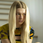 A atriz Hunter Schafer, revelou que um dos motivos de seu relacionamento com Dominic Fike, ter chegado ao fim em 2023 foi devido a uma traição por parte do ator. (Foto: HBO)