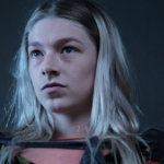 Hunter Schafer afirma ter sido traída por Dominic Fike: “Entrei no celular dele”. (Foto: HBO)