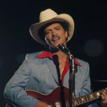 Com isso, o single foi lançado na sexta-feira (16) e, no videoclipe, os artistas aparecem com roupas no estilo country, como se apresentassem um programa de auditório. (Foto: Youtube)