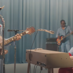 No clipe, ele aparece tocando guitarra enquanto ela toca piano, ambos vestidos com roupas country, como se estivessem se apresentando em um programa de auditório. (Foto: Reprodução)