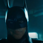 Entretanto, Michael Keaton, que voltaria a viver o Batman no longa, não parece se importar muito. (Foto: Warner)