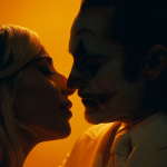 Os vocais que serão ouvidos em Coringa: Delírio à Dois foram majoritariamente gravados ao vivo no set, de acordo com Joaquin Phoenix e Lady Gaga. (Foto: Warner)