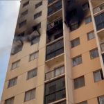 Vídeos do incêndio circulam nas redes sociais, mostrando o edifício tomado pelas chamas. (Foto: X)