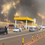 De acordo com o Centro de Gerenciamento de Emergência (CGE) da Defesa Civil, há focos ativos de incêndio em 30 cidades, o que resultou na emissão de um alerta máximo para grandes queimadas nessas localidades. (Foto: X)