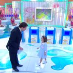 Na década de 2000, a presença de Maisa Silva, ainda bem pequena, marcou um dos momentos mais inesquecíveis de Silvio Santos na TV (Foto: SBT)