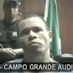 O nome “Cerol Fininho” faz referência à prática de usar linhas cortantes, misturadas com vidro e cola, para ferir os oponentes – uma metáfora para as execuções brutais promovidas pelo grupo. (Foto: Youtube)