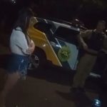 As imagens mostram o policial ofendendo presentes antes de agredir a mulher com tapas, chutes e empurrões. (Foto: X)