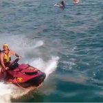 O Corpo de Bombeiros e militares do Exército participaram do resgate das vítimas, que estavam no mar para ver o nascer do sol. (Foto: TV Globo)