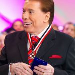 "Sou grato pelo privilégio de fotografar o Programa Silvio Santos com Patricia Abravanel (ela é o senhor de saia e salto)”. (Foto: Instagram)