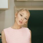 A cantora Ariana Grande é mais uma famosa que está usando sobrancelhas retas (Foto: Instagram)