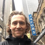 Tom Hiddleston, ator britânico de sucesso, domina várias línguas (Foto: Instagram)