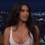 Kim Kardashian fala que seus filhos tentam conseguir namorados para ela (Foto: The Tonight Show Starring Jimmy Fallon)