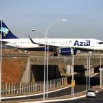 A Azul explicou que o voo AD 4225 não pôde deixar a pista por conta dos danos, mas ressaltou que a aterrissagem ocorreu com segurança. (Foto: Agência Brasil)