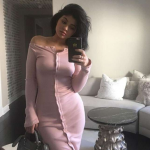 A estrela do reality show Keeping up With the Kardashians já surgiu com um vestido rosa colado ao corpo, o que faz com que a falta da parte de cima da lingerie fique ainda mais evidente. (Foto: Instagram)