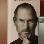 Steve Jobs viveu e morreu como um pioneiro da tecnologia. No entanto, Jobs teve um início improvável no mundo dos computadores. (Foto: Divulgação/Unsplash)