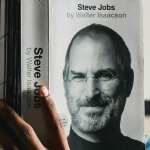 Jobs aparentemente ligou para William Hewlett, presidente da Hewlett-Packard, e pediu 'peças para um projeto do colégio'. Hewlett o ajudou, viu o potencial do jovem e lhe ofereceu um estágio de verão. Na HP, Steve Jobs conheceu Steve Wozniak, seu parceiro fundador da Apple, e o resto é história. (Foto: Divulgação/Unsplash)