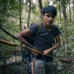 O Território: Um olhar envolvente do território à luta incansável de um povo nativo contra o desmatamento causado por fazendeiros e posseiros ilegais na Amazônia brasileira. (Foto: Divulgação)