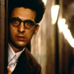 Barton Fink - Delírios de Hollywood: Em 1941, um intelectual de Nova Iorque, o dramaturgo Barton Fink, aceita uma oferta para escrever roteiros de cinema em Los Angeles. Ele se encontra com o bloco do escritor, quando necessário, para fazer um roteiro de filme B. Seu vizinho tenta ajudar, mas ele continua a lutar conforme uma sequência bizarra de eventos o distrai. (Foto: Divulgação)