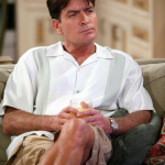 Charlie Sheen já protagonizou muitas polêmicas e já deu a impressão para os fãs de não se importar muito com escândalos. Mas a verdade é que até o ator já se arrependeu de algo na vida. (Foto: Divulgação)