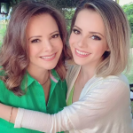 Sandy tem 41 anos e a mãe, Noely, 64. As duas são outro exemplo de mãe e filha que se parecem demais! (Foto: Instagram)