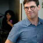 Ryan O'Connell, que é gay e PCD, garantiu porém que também é divertido ser ativo. (Foto: Divulgação/Netflix)