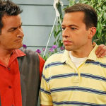 Charlie Sheen - O astro lamenta ter chamado Jon Cryer, seu colega em 'Two and a Half Men', de 'traidor' por não ter entrado em contato com ele depois de ser demitido da série. Sheen reconheceu que exagerou e que xingá-lo foi desnecessário. (Foto: Divulgação)