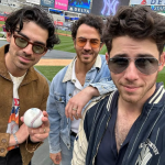 Jonas Brothers vêm de uma família de artistas. Seus pais também se apresentavam como e eles viajaram muito juntos. (Foto: Instagram)