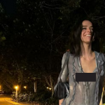 Em março de 2024, Bruna Marquezine foi vista curtindo noite com look transparente de R$ 5,5 mil. (Foto: Instagram)