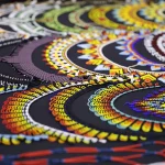 Ela e outros artesãos acreditam que a visibilidade cultural e comercial do artesanato indígena é essencial. (Foto: Agência Brasil)