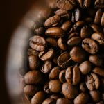 os elementos estranhos são grãos ou sementes de outros gêneros, corantes, açúcar, caramelo e borra de café solúvel ou de infusão — eles são proibidos. (Foto: Pexels)