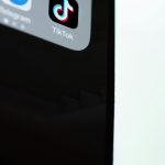 Além disso, o TikTok também recomendará mais conteúdo relacionado à obra em questão e sinalizará em qual serviço de streaming ela pode ser assistida. (Foto: Pexels)