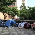 Do total, 160.485 pessoas residiam em locais considerados improvisados, como estruturas comerciais, industriais, viadutos, barracas, veículos e áreas públicas. (Foto: Agência Brasil)