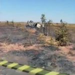 De acordo com informações preliminares da Polícia Civil, as duas pessoas a bordo, um piloto e um copiloto, morreram carbonizadas.(Foto: TV Globo)