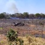 Segundo o Corpo de Bombeiros, os tripulantes realizavam um treinamento aéreo quando o acidente aconteceu, por volta das 12h, em uma área rural próxima ao aeroporto da cidade, que é usado principalmente por fazendeiros e empresários locais. (Foto: TV Globo)