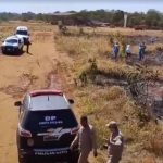 Após a queda, a aeronave explodiu, espalhando chamas pela vegetação ao redor. (Foto: TV Globo)