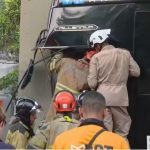 De imediato, pedestres correram para ajudar, enquanto sirenes já se faziam ouvir ao longe. (Foto: TV Globo)